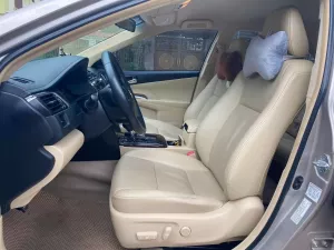 Toyota Camry 2.0E 2017 - Cần bán Toyota Camry 2.0E đời 2017, màu vàng giá cạnh tranh