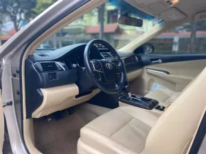 Toyota Camry 2.0E 2017 - Cần bán Toyota Camry 2.0E đời 2017, màu vàng giá cạnh tranh