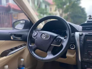 Toyota Camry 2.0E 2017 - Cần bán Toyota Camry 2.0E đời 2017, màu vàng giá cạnh tranh