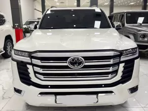 Toyota Land Cruiser LC300 2024 - Toyota Land Cruiser LC300 Trắng 2024 lướt có 8 nghìn km, Xe đã lên full đồ Trung Đông