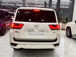 Toyota Land Cruiser LC300 2024 - Toyota Land Cruiser LC300 Trắng 2024 lướt có 8 nghìn km, Xe đã lên full đồ Trung Đông