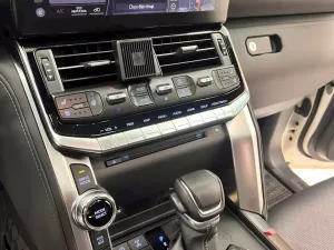 Toyota Land Cruiser LC300 2024 - Toyota Land Cruiser LC300 Trắng 2024 lướt có 8 nghìn km, Xe đã lên full đồ Trung Đông