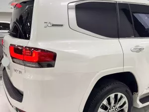 Toyota Land Cruiser LC300 2024 - Toyota Land Cruiser LC300 Trắng 2024 lướt có 8 nghìn km, Xe đã lên full đồ Trung Đông