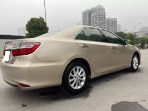 Toyota Camry 2.0E 2016 - Bán Toyota Camry 2.0E năm 2016, màu vàng, giá 580tr