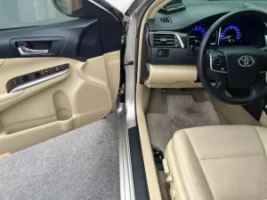 Toyota Camry 2.0E 2016 - Bán Toyota Camry 2.0E năm 2016, màu vàng, giá 580tr