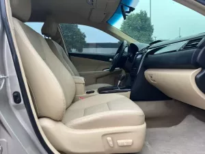 Toyota Camry 2.0E 2016 - Bán Toyota Camry 2.0E năm 2016, màu vàng, giá 580tr