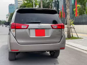Toyota Innova 2.0V 2019 - Bán ô tô Toyota Innova 2.0V đời 2019, màu nâu
