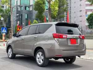 Toyota Innova 2.0V 2019 - Bán ô tô Toyota Innova 2.0V đời 2019, màu nâu