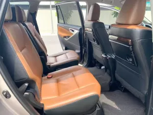 Toyota Innova 2.0V 2019 - Bán ô tô Toyota Innova 2.0V đời 2019, màu nâu