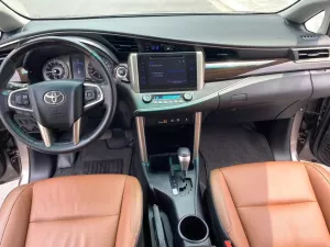 Toyota Innova 2.0V 2019 - Bán ô tô Toyota Innova 2.0V đời 2019, màu nâu