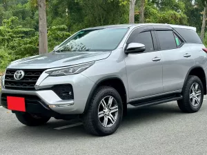 Toyota Fortuner 2.4L 4x2 AT 2023 - Cần bán Toyota Fortuner 2.4L 4x2 AT đời 2023, màu bạc giá cạnh tranh