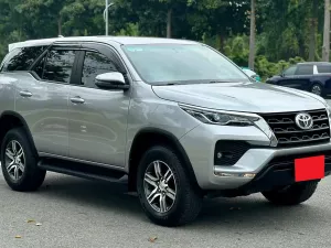Toyota Fortuner 2.4L 4x2 AT 2023 - Cần bán Toyota Fortuner 2.4L 4x2 AT đời 2023, màu bạc giá cạnh tranh