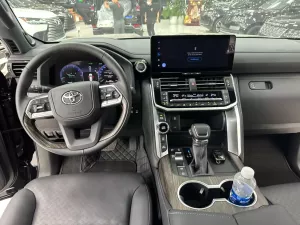 Toyota Land Cruiser LC300 2025 - Bán Xe Toyota Land Cruiser LC300 Đen nt Đen sản xuất năm 2025 tên cty xe đi có 400 Km như xe mới tinh