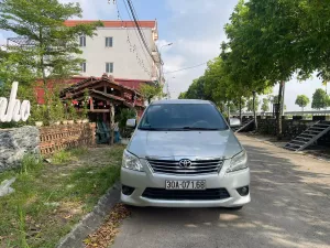 Toyota Innova 2.0E 2014 - Tôi cần bán chiếc xe ô tô Toyota Innova 2.0E màu bạc