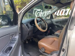 Toyota Innova 2.0E 2014 - Tôi cần bán chiếc xe ô tô Toyota Innova 2.0E màu bạc