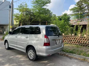 Toyota Innova 2.0E 2014 - Tôi cần bán chiếc xe ô tô Toyota Innova 2.0E màu bạc