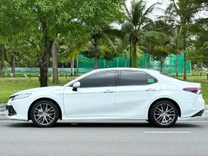 Toyota Camry Hybrid 2023 - Cần bán Toyota Camry 2.5 HV Hybrid sản xuất 2023, màu trắng, nhập khẩu