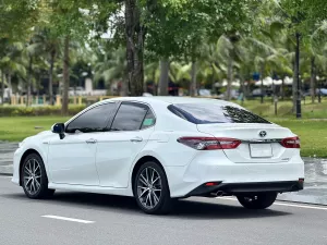 Toyota Camry Hybrid 2023 - Cần bán Toyota Camry 2.5 HV Hybrid sản xuất 2023, màu trắng, nhập khẩu