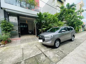 Toyota Innova 2.0E 2020 - Tôi cần bán chiếc xe ô tô Toyota Innova 2.0E 2020 màu vàng đồng