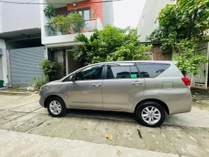 Toyota Innova 2.0E 2020 - Tôi cần bán chiếc xe ô tô Toyota Innova 2.0E 2020 màu vàng đồng