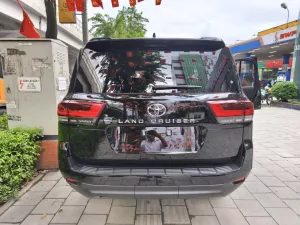 Toyota Land Cruiser LC300 2025 - LC300 Đen nt đen  2025 Mới 100%, xe em đang có sẵn, Anh chị lấy xe có xe luôn ah