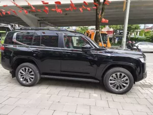 Toyota Land Cruiser LC300 2025 - LC300 Đen nt đen  2025 Mới 100%, xe em đang có sẵn, Anh chị lấy xe có xe luôn ah