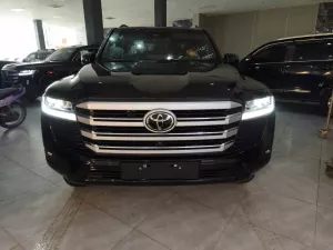 Toyota Land Cruiser LC300 2025 - SẴN XE XEM TRỰC TIẾP LẤY LUÔN  MỚI 100%