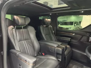 Toyota Alphard Executive Lounge 2021 - Em bán chiếc Alphard sản xuất 2021 màu Đen xe cá nhân sử dụng, lăn bánh đúng 6v Km xin, 