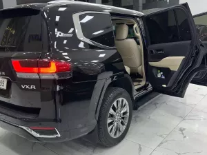 Toyota Land Cruiser lc300 2024 - Land Cruisrer LC300 Đen nt kem đăng ký cuối 2024 xe mới đi có 8 Nghìn Km