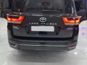 Toyota Land Cruiser lc300 2024 - Land Cruisrer LC300 Đen nt kem đăng ký cuối 2024 xe mới đi có 8 Nghìn Km