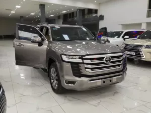 Toyota Land Cruiser LC300 2023 - Bán ô tô Toyota Land Cruiser LC300 sản xuất 2023 đi 1,3 v Km. Sơn zin cả xe 