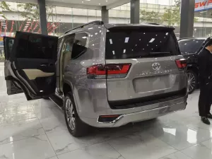 Toyota Land Cruiser LC300 2023 - Bán ô tô Toyota Land Cruiser LC300 sản xuất 2023 đi 1,3 v Km. Sơn zin cả xe 
