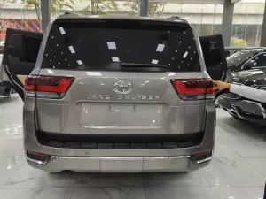 Toyota Land Cruiser LC300 2023 - Bán ô tô Toyota Land Cruiser LC300 sản xuất 2023 đi 1,3 v Km. Sơn zin cả xe 