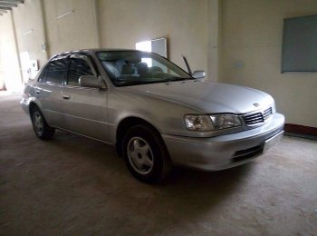 Toyota Corolla GI 2012 - Cần bán xe Toyota Corolla GI đời 2012, màu bạc, giá 200tr