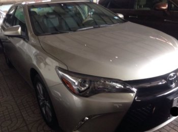 Toyota Camry LE SE 2016 - Cần bán gấp Toyota Camry LE sản xuất 2016, màu vàng, nhập khẩu