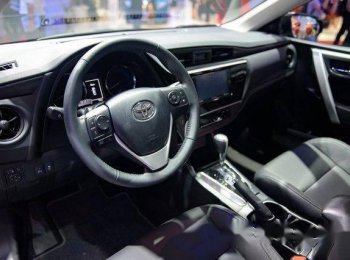 Toyota Corolla Altis MT 2017 - Bán ô tô Toyota Corolla altis MT đời 2017, màu bạc, giá tốt
