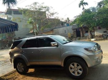 Toyota Fortuner 2009 - Cần bán lại xe Toyota Fortuner đời 2009, màu bạc như mới