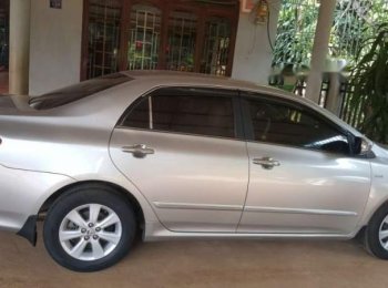 Toyota Corolla Altis 2010 - Cần bán lại xe Toyota Corolla Altis năm 2010, màu bạc xe gia đình, giá tốt