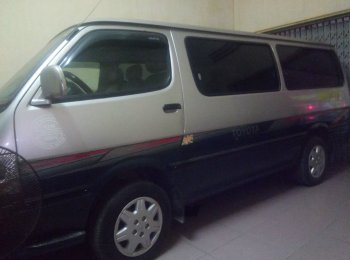 Toyota Hiace 2002 - Cần bán Toyota Hiace đời 2002, hai màu, giá chỉ 100 triệu