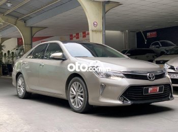 Toyota Camry 2017 - Bán Toyota Camry 2.0E năm 2017, màu vàng xe gia đình, 740tr