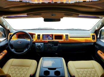 Toyota Hiace 2016 - Số sàn, máy xăng, limousin, 8 chỗ vip