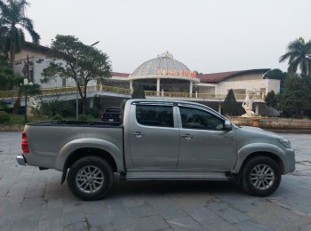 Toyota Hilux 2012 - Xe màu bạc xe gia đình