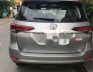 Toyota Fortuner 2017 - Cần bán gấp Toyota Fortuner sản xuất năm 2017, màu bạc xe gia đình