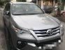 Toyota Fortuner 2017 - Cần bán gấp Toyota Fortuner sản xuất năm 2017, màu bạc xe gia đình