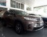 Toyota Highlander LE 2.7 2017 - Bán chiếc xe Toyota Highlander 2.7 LE tháng 2- 2017 màu cà phê cực đẹp