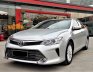 Toyota Camry E 2015 - Cần bán xe Toyota Camry 2.0E 2015 màu bạc, xe đẹp đi kĩ, chính hãng Toyota Sure