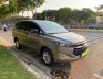 Toyota Innova 2.0G 2019 - Bán xe TOYOTA INNOVA 2019 số sàn, màu xám xe mua từ hàng ra
